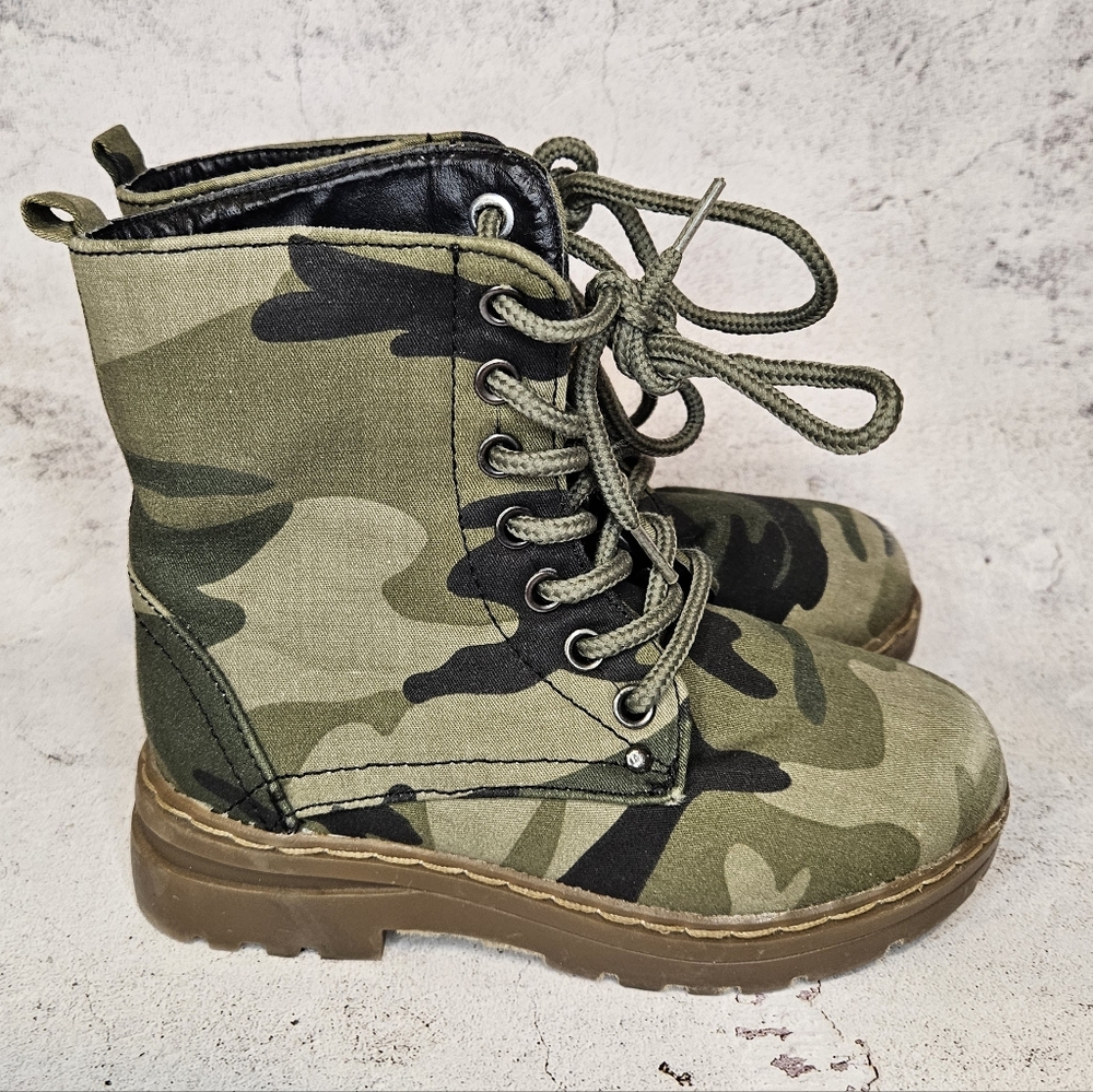 Carrini Stylish Camouflage Combat Boots / Childrens Size 11
